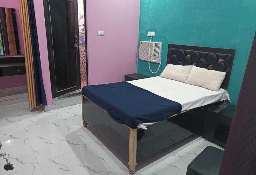 חדר קלאסי לשלושה, Spot On Yathartha Banquet