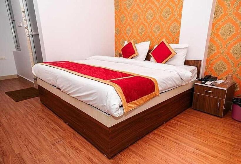 חדר קלאסי לשלושה, Spot On Yathartha Banquet