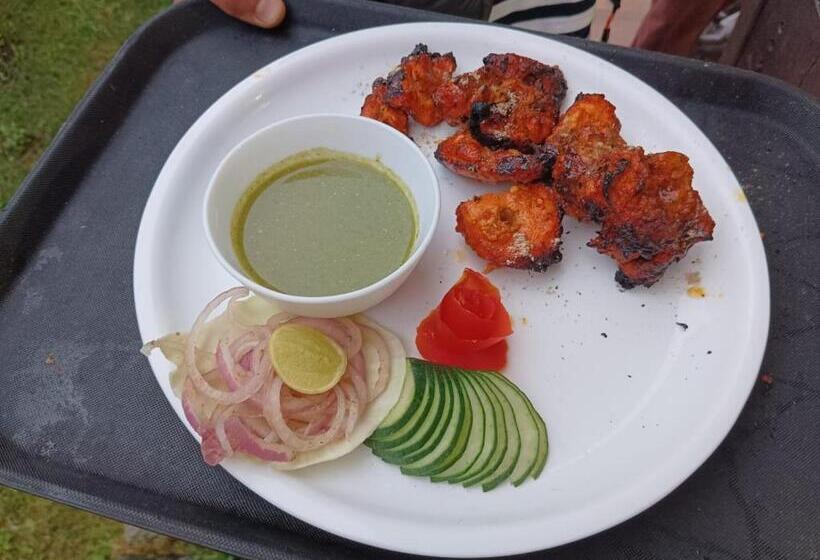 家庭间, Rb Hotel & Resturant