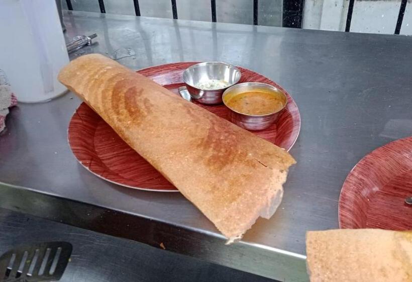 家庭间, Rb Hotel & Resturant