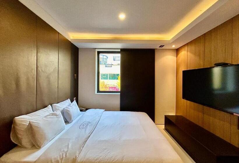 带露台的套间, Arieti A