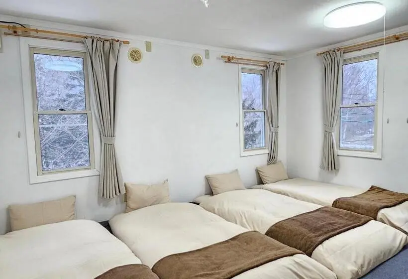 Neljän hengen Economy-huone jaetulla kylpyhuoneella, White House ホワイト ハウス