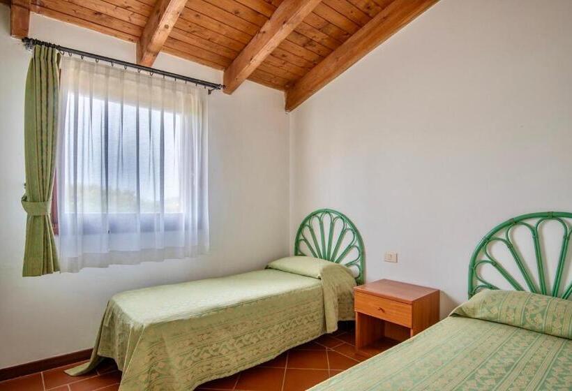 Villa 2 Quartos, Villas With Air Conditioning And Shared Pool, Just A Few Minutes From La Pelosa Beach