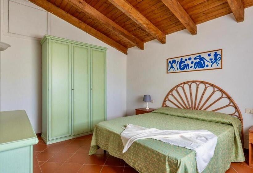 Villa 2 Quartos, Villas With Air Conditioning And Shared Pool, Just A Few Minutes From La Pelosa Beach