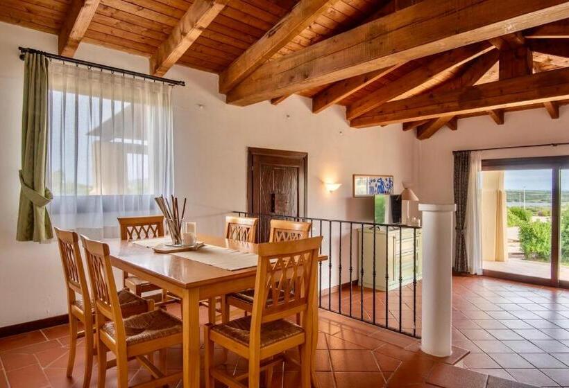 Villa 2 Quartos, Villas With Air Conditioning And Shared Pool, Just A Few Minutes From La Pelosa Beach