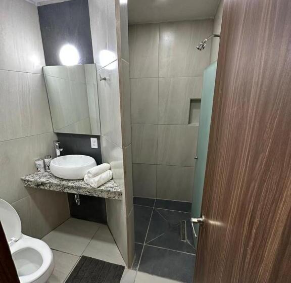 חדר משפחתי, Monyxbnb