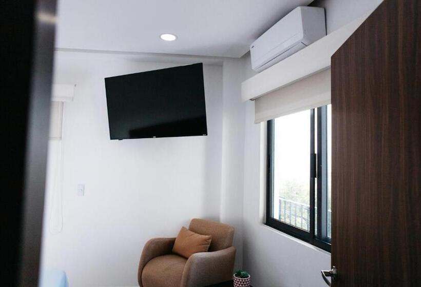 חדר משפחתי, Monyxbnb