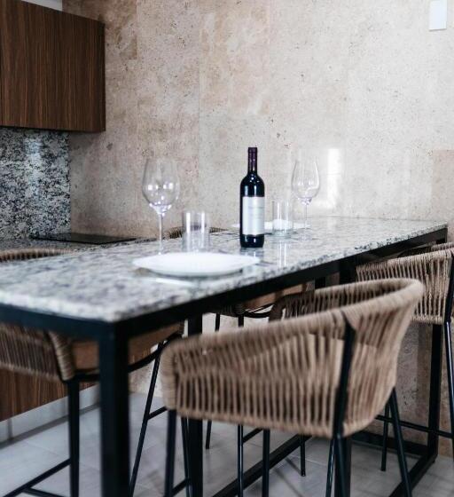 חדר משפחתי, Monyxbnb