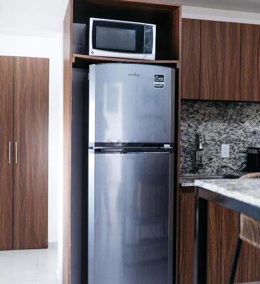 חדר משפחתי, Monyxbnb