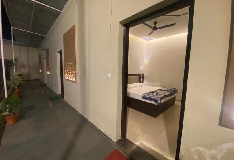 اتاق لوکس, Solitaire Gardens Near Airport