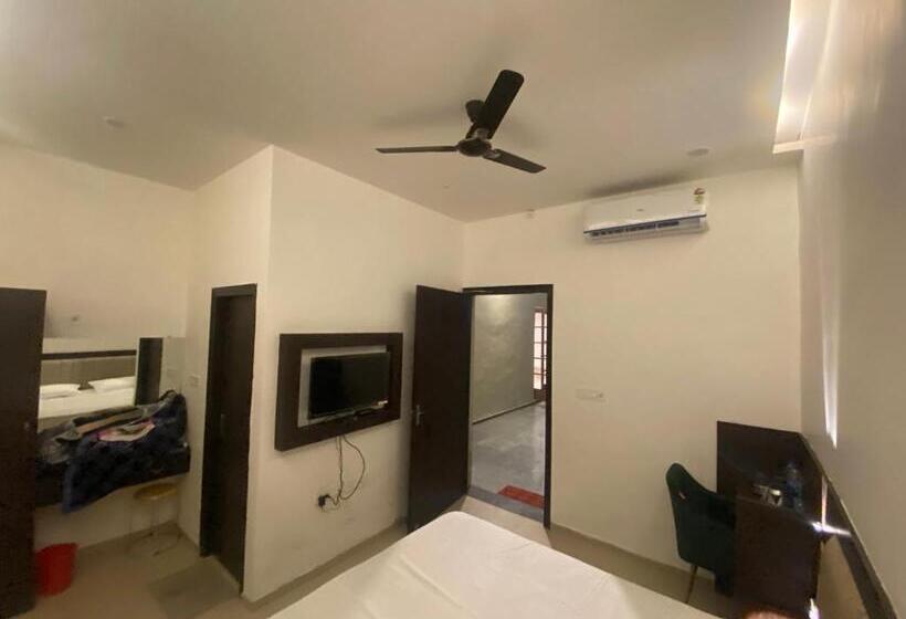 اتاق لوکس, Solitaire Gardens Near Airport