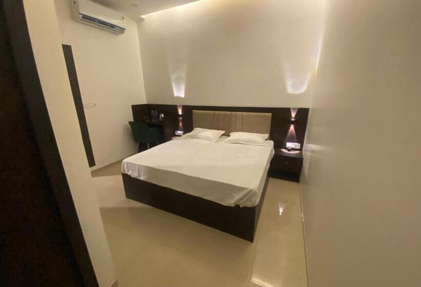 اتاق لوکس, Solitaire Gardens Near Airport