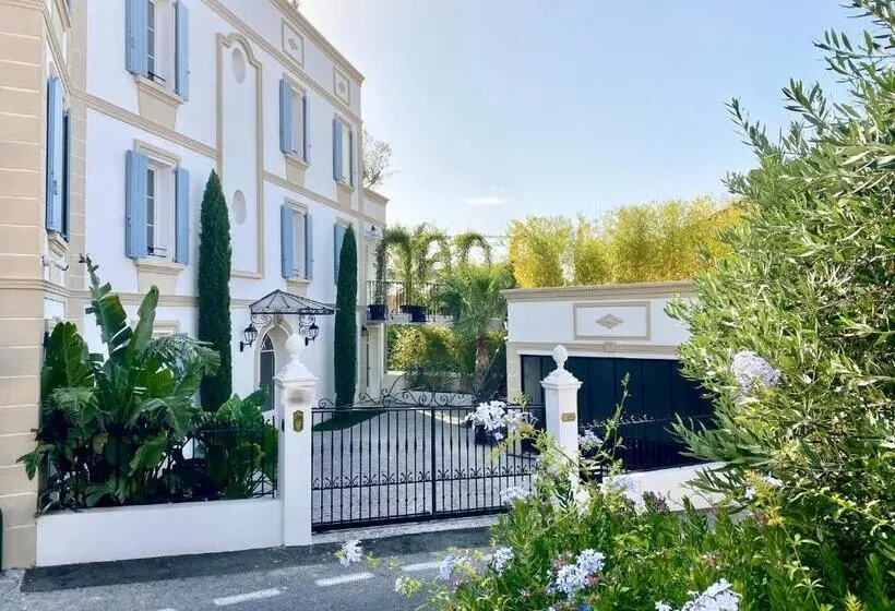 Deluxe Rum, Villa Caprice