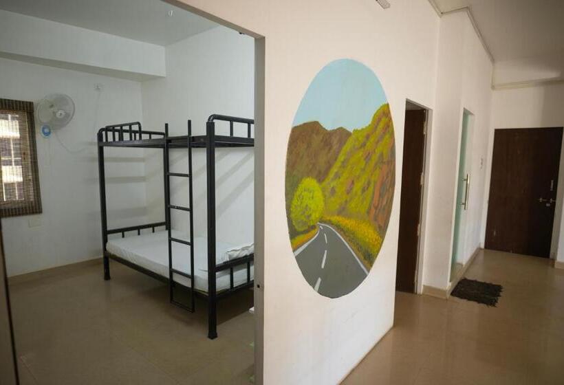 اتاق لوکس, Travelers Hostel