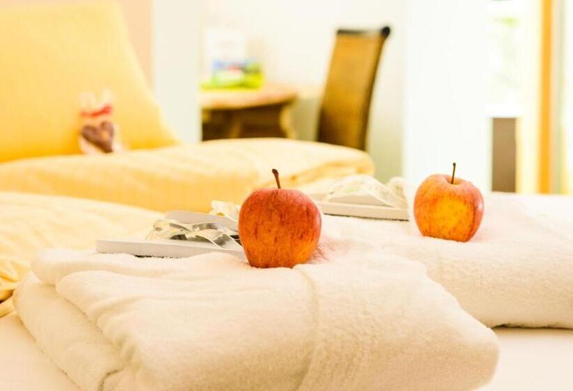 غرفة عائلية, Hartweger's