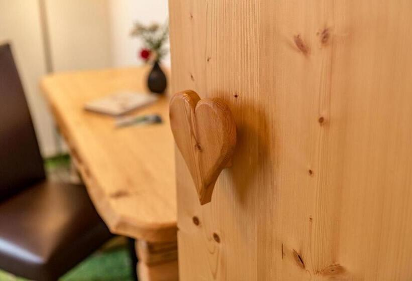 غرفة عائلية, Hartweger's