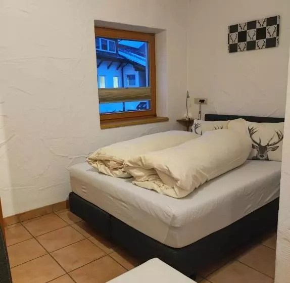 Estudio Estàndard, Post Garni