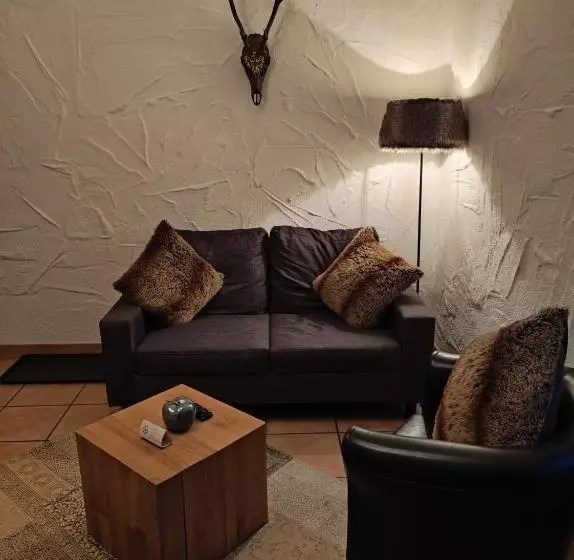 Estudio Estàndard, Post Garni