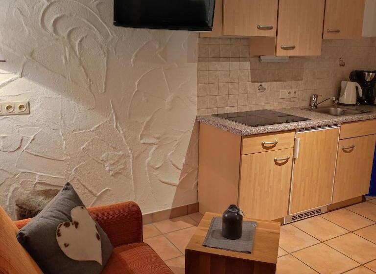 スタンダードスタジオ, Post Garni