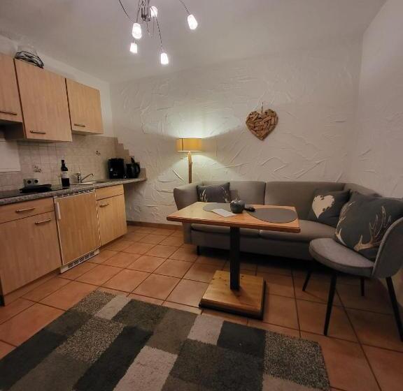 スタンダードスタジオ, Post Garni