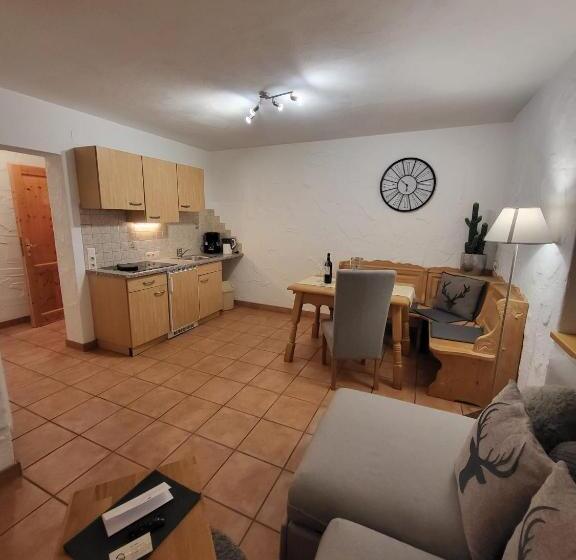 スタンダードスタジオ, Post Garni