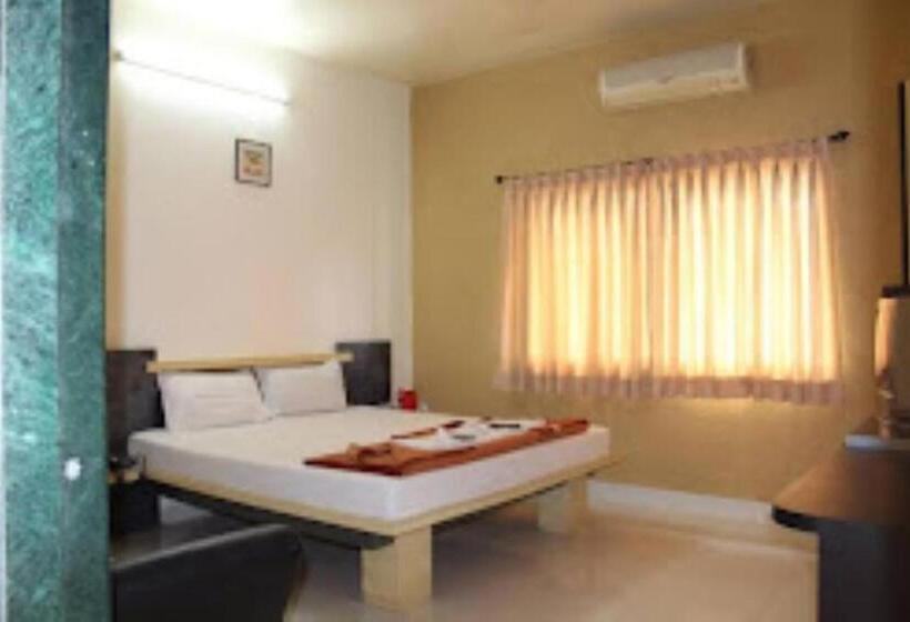 חדר דחוקס עם מיטת קינג, Cool Palace, Nashik