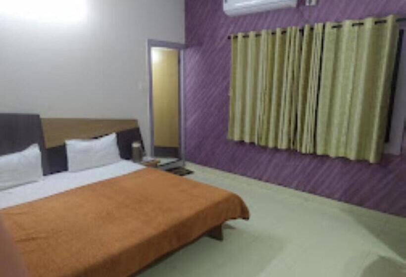 חדר דחוקס עם מיטת קינג, Cool Palace, Nashik