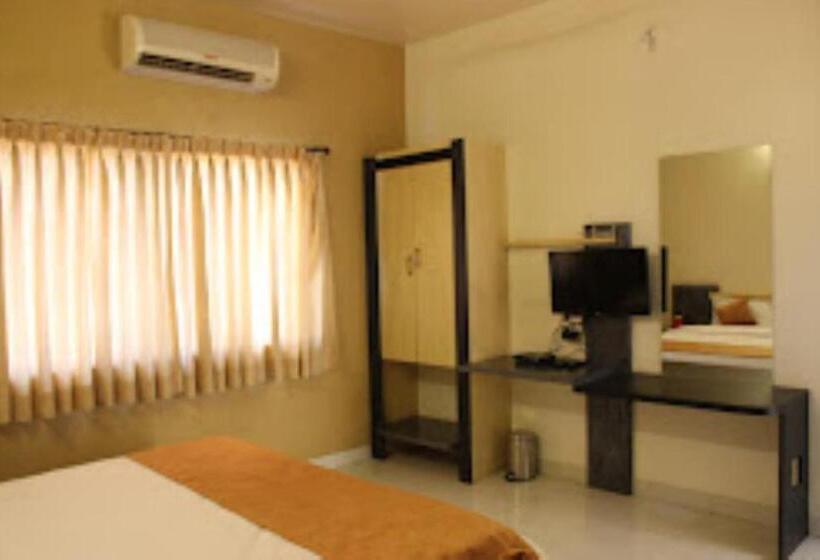 חדר דחוקס עם מיטת קינג, Cool Palace, Nashik