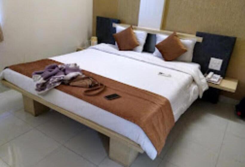 חדר דחוקס עם מיטת קינג, Cool Palace, Nashik