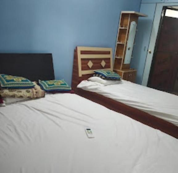 基本三人间, Nakshatra Stay Vengurla