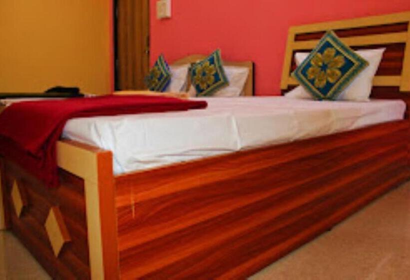 基本三人间, Nakshatra Stay Vengurla