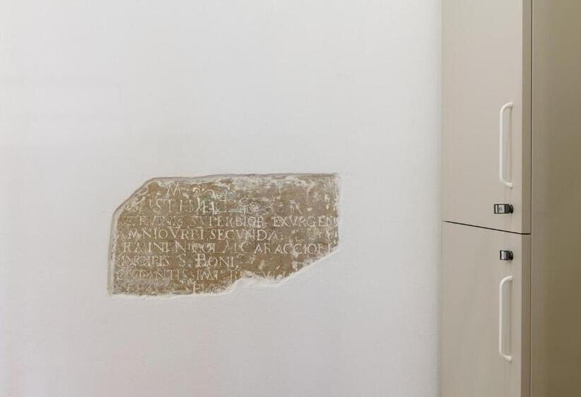 ルームシェアのワンベッド, Palazzo Della Città