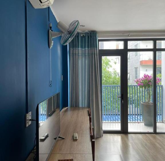 اتاق لوکس با بالکن, Capybara