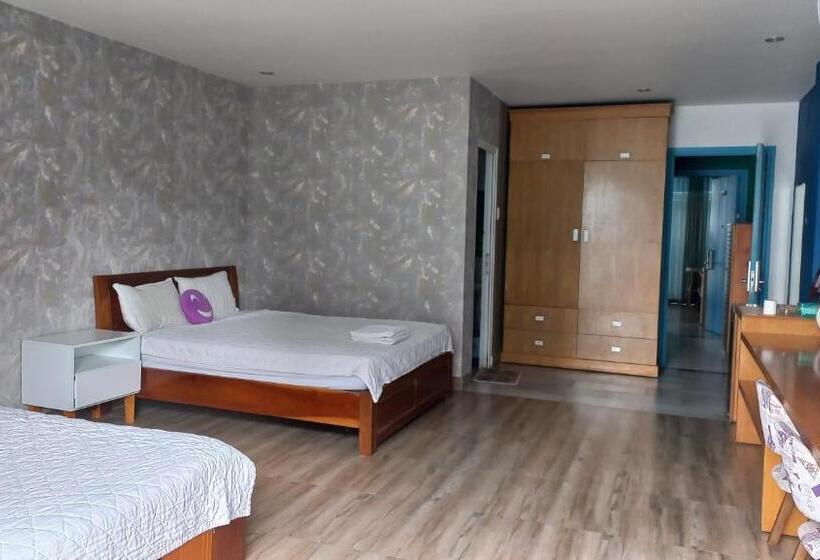 اتاق لوکس با بالکن, Capybara