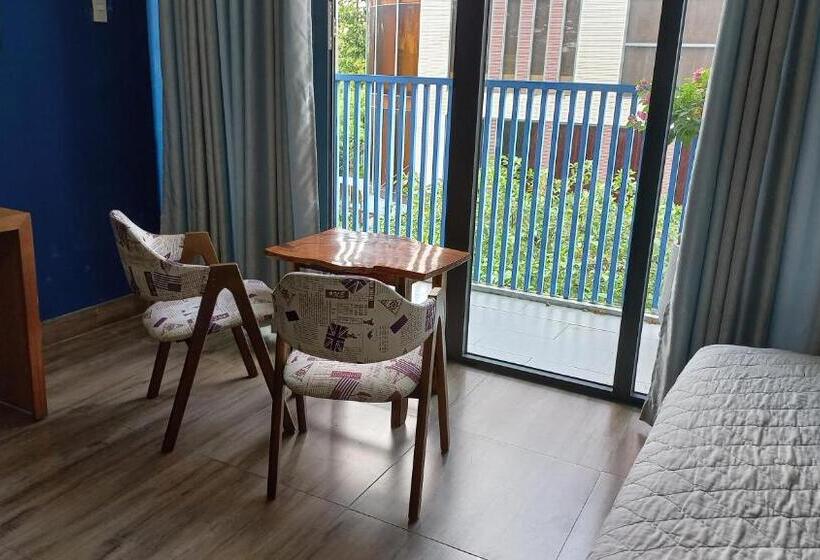 اتاق لوکس با بالکن, Capybara