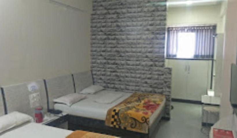 Quarto Triplo Standart, Vishal Palace,nashik