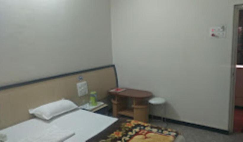 Quarto Triplo Standart, Vishal Palace,nashik