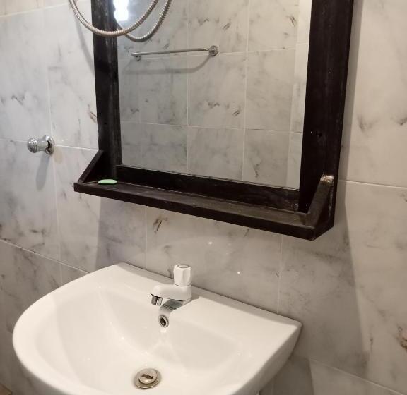 חדר משפחתי, White House Udawalawe