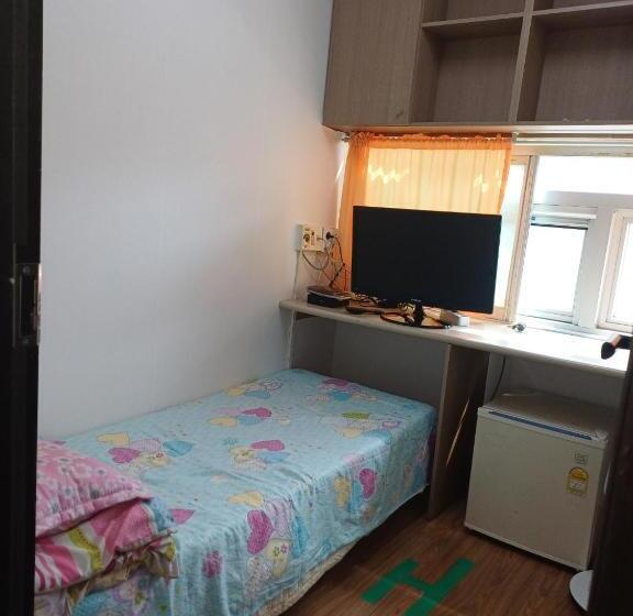공동 객실, 708 Oneroom Tel