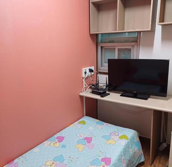 سرير فى غرفة مشتركه, 708 Oneroom Tel