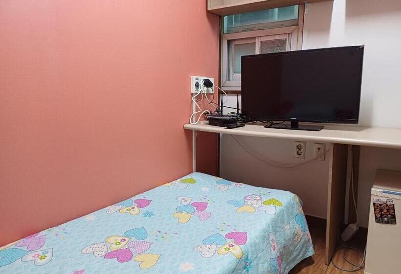 غرفة قياسية فردية, 708 Oneroom Tel