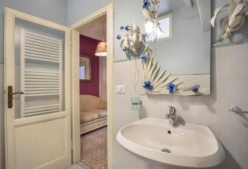 اتاق لوکس با تخت بزرگ, Rooms Corte Delle Uova Centro Storico Piazza San Michele