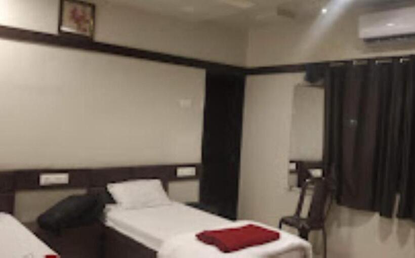 חדר דלוקס, V Executive Hotel,shivani