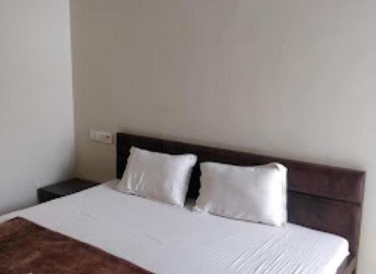 חדר סופריור, V Executive Hotel,shivani