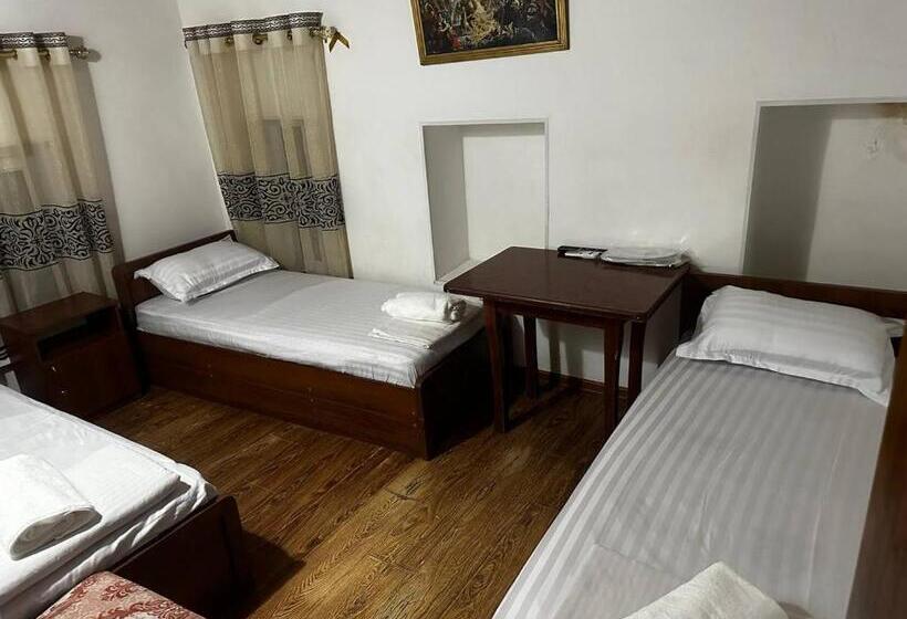 غرفة كلاسيكية ثلاثية, Mekhribon Madina