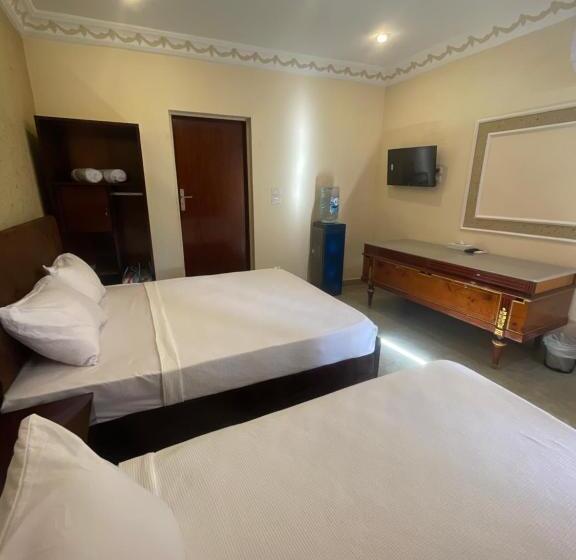 اتاق خانوادگی با چشم‌انداز باغ, Turquoise Pyramids