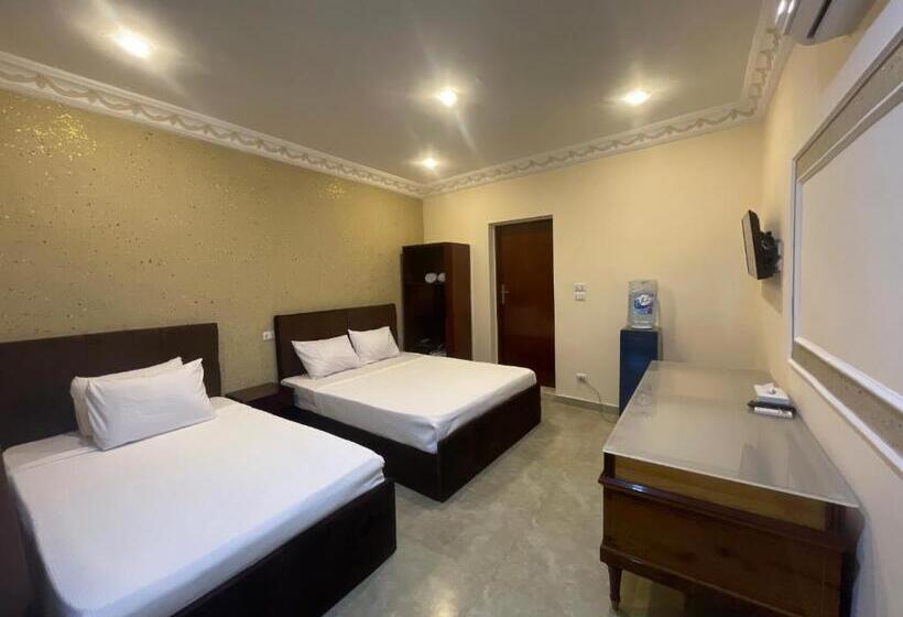 اتاق خانوادگی با چشم‌انداز باغ, Turquoise Pyramids