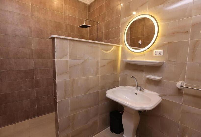 اتاق خانوادگی, Turquoise Pyramids