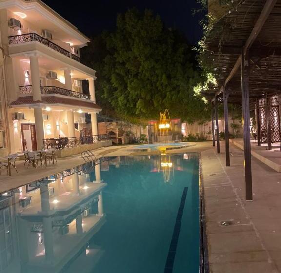 Deluxe Suite King Bed, Turquoise Pyramids