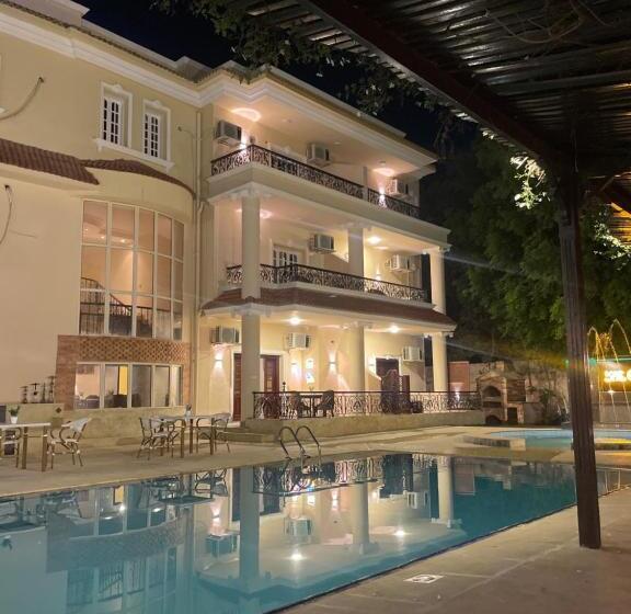 Deluxe Suite King Bed, Turquoise Pyramids